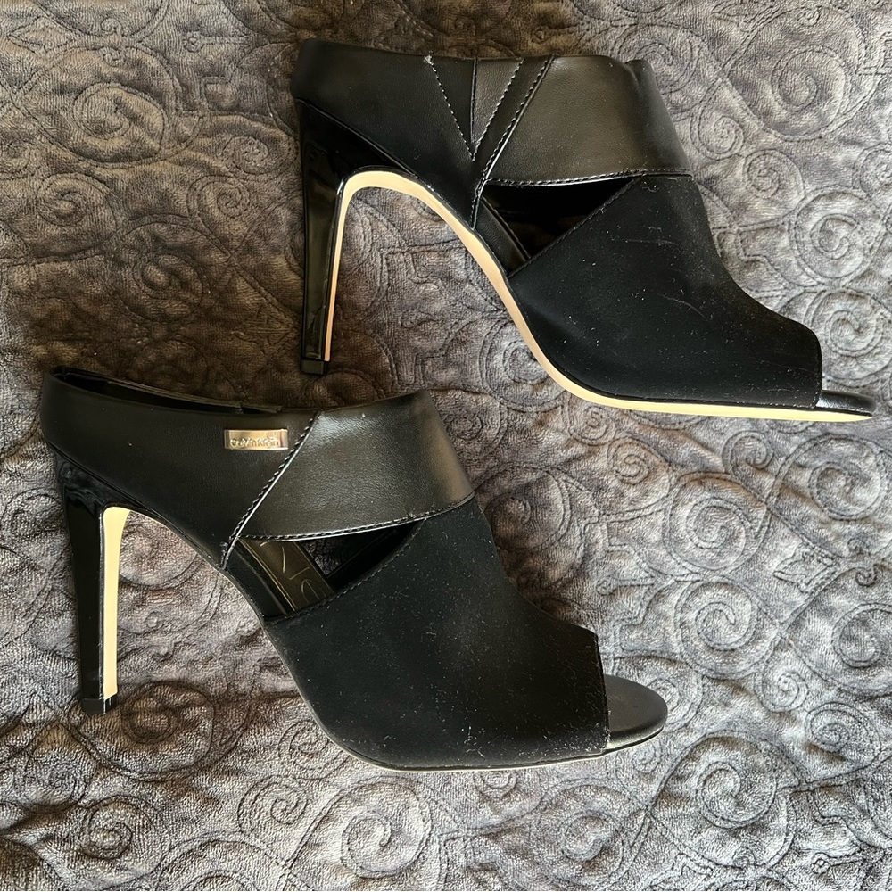 Calvin Klein. Size 8.